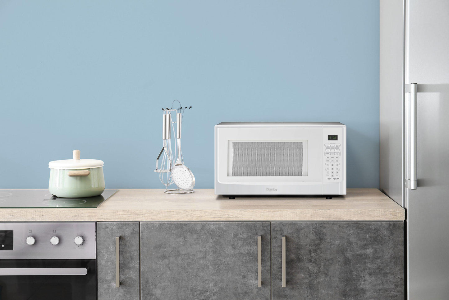 Danby DDMW01440WG1 Danby Designer 1.4 Cu Ft Sensor Microwave - White