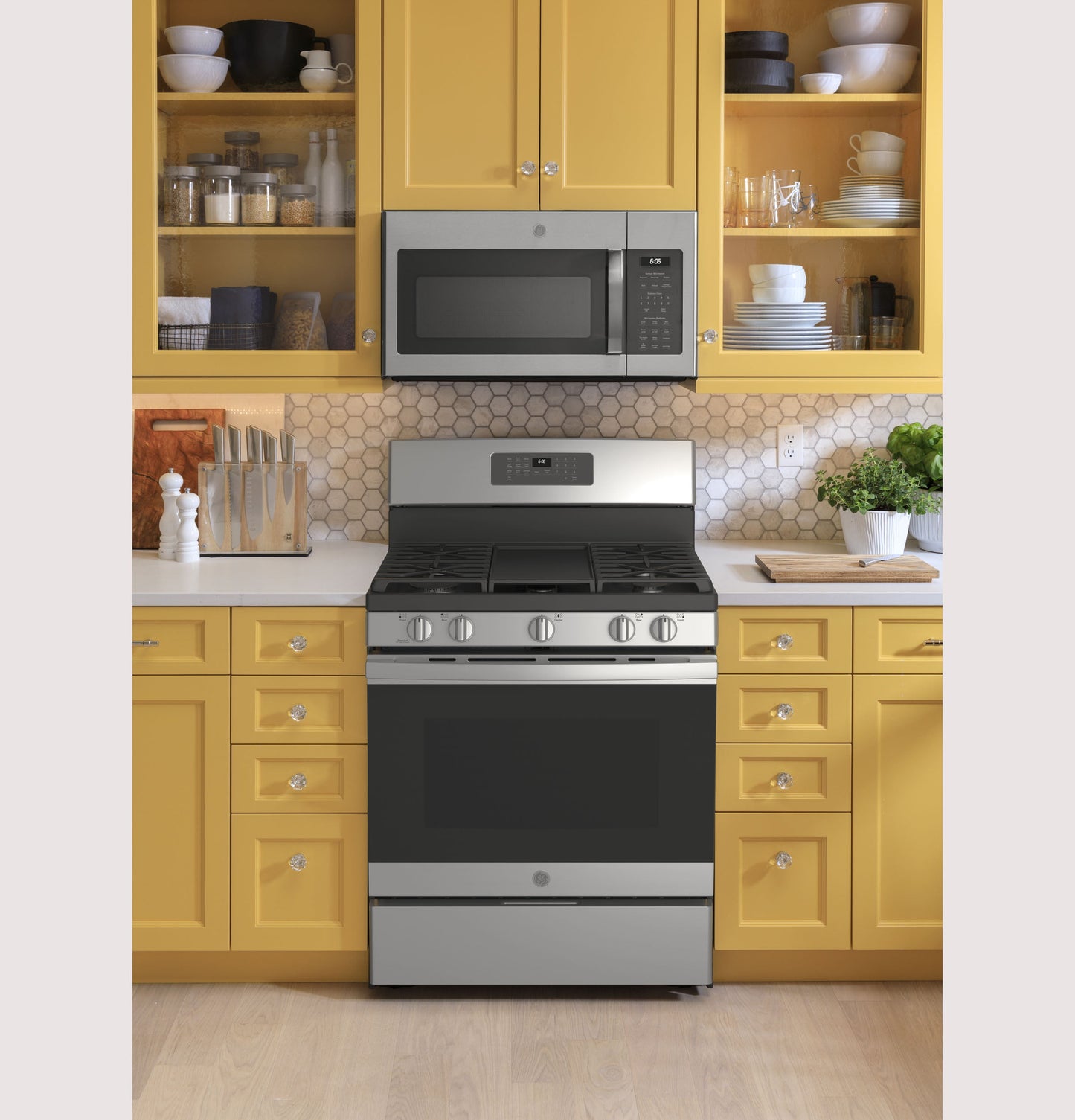 Ge Appliances JGB660YPFS Ge® 30" Free-Standing Gas Fingerprint Resistant Range