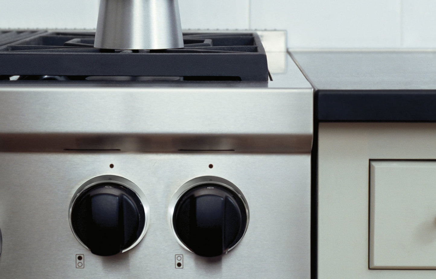 Wolf 827309 Sealed Burner Rangetop With Wok Black Knobs