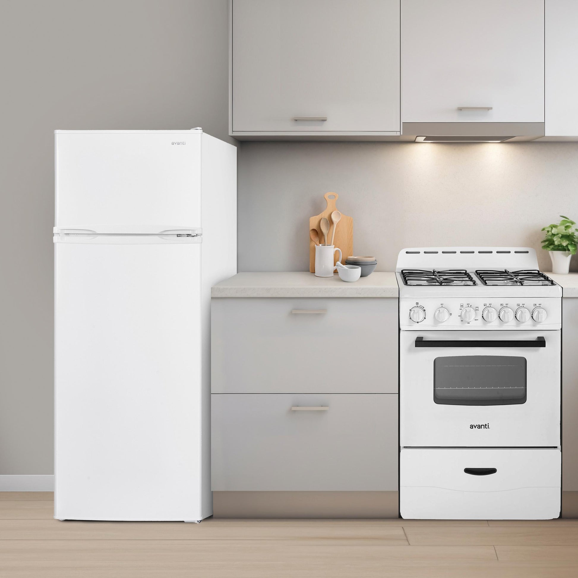 Avanti RA7501BW Avanti 7.5 Cu. Ft. Apartment Size Refrigerator, Top Freezer, Adjustable Glass Shelves, Energy Star®, In White (Ra7501Bw)