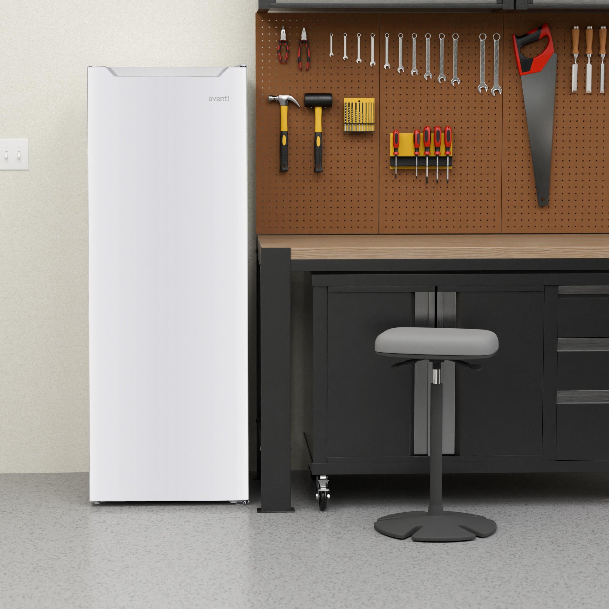 Avanti AV701VFB0W Avanti Garage Ready Vertical Freezer, 7 Cu. Ft, In White (Av701Vfb0W)