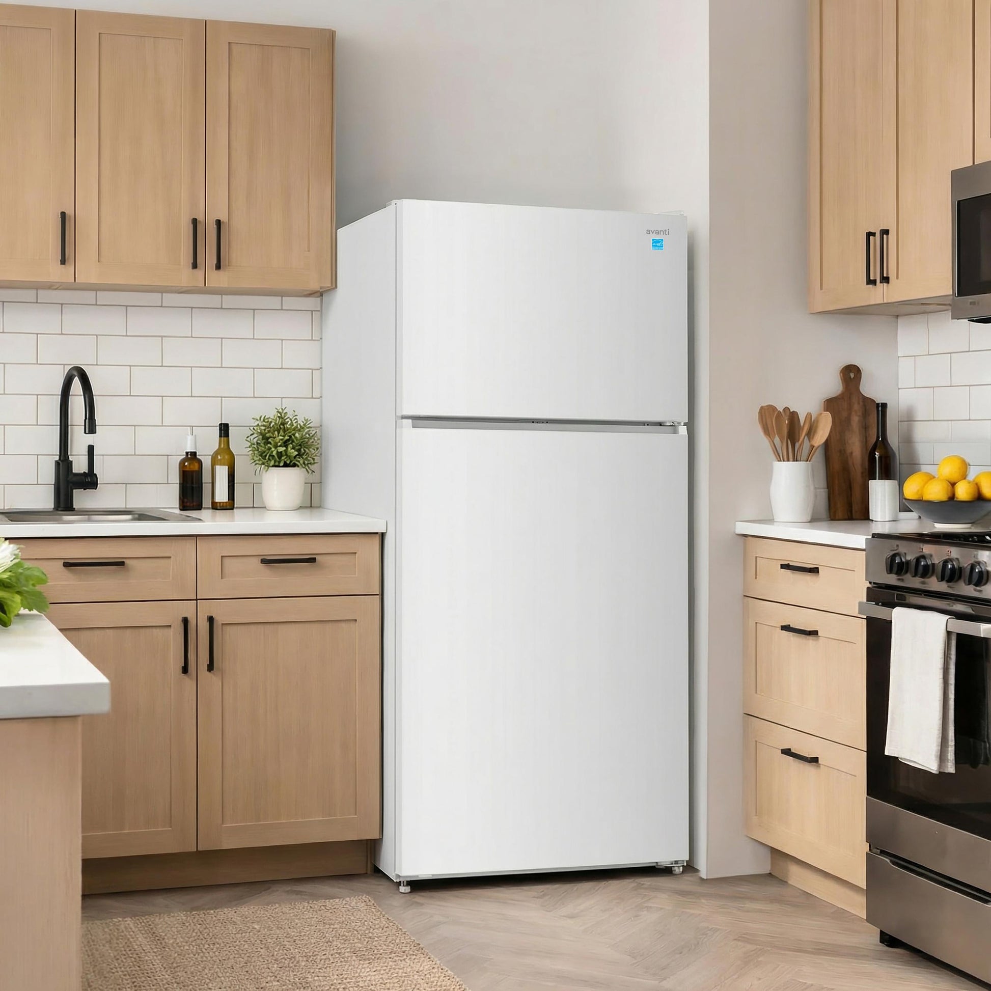 Avanti AVFF24DLJM0W Avanti Maxxspace Insulation™ Technology Garage-Ready Frost-Free Ice Maker-Ready Refrigerator, 24 Cu. Ft., Energy Star, White (Avff24Dljm0W)