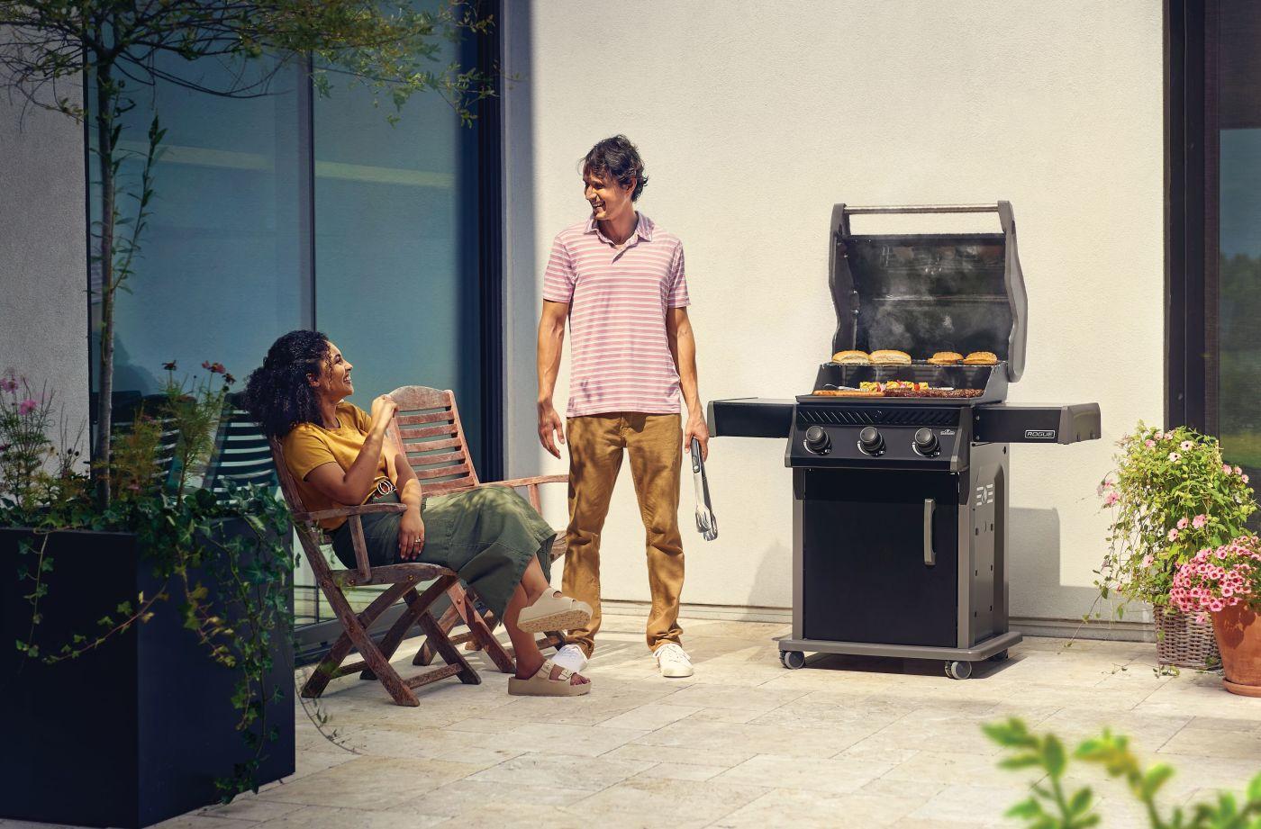 Napoleon Bbq R425NK2SS Rogue 425 With Stainless Steel Grids , Natural Gas, Black