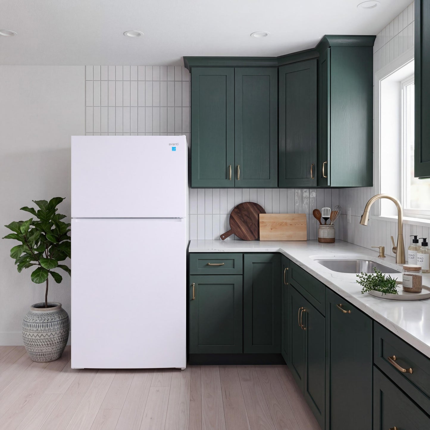 Avanti AVFF24DLJM0W Avanti Maxxspace Insulation™ Technology Garage-Ready Frost-Free Ice Maker-Ready Refrigerator, 24 Cu. Ft., Energy Star, White (Avff24Dljm0W)