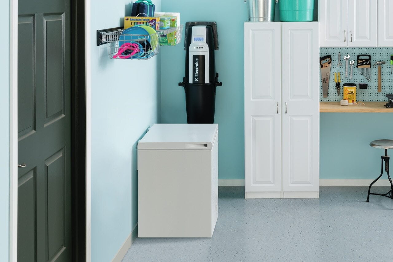 Frigidaire FFFC05M2UW Frigidaire 5 Cu. Ft. Chest Freezer