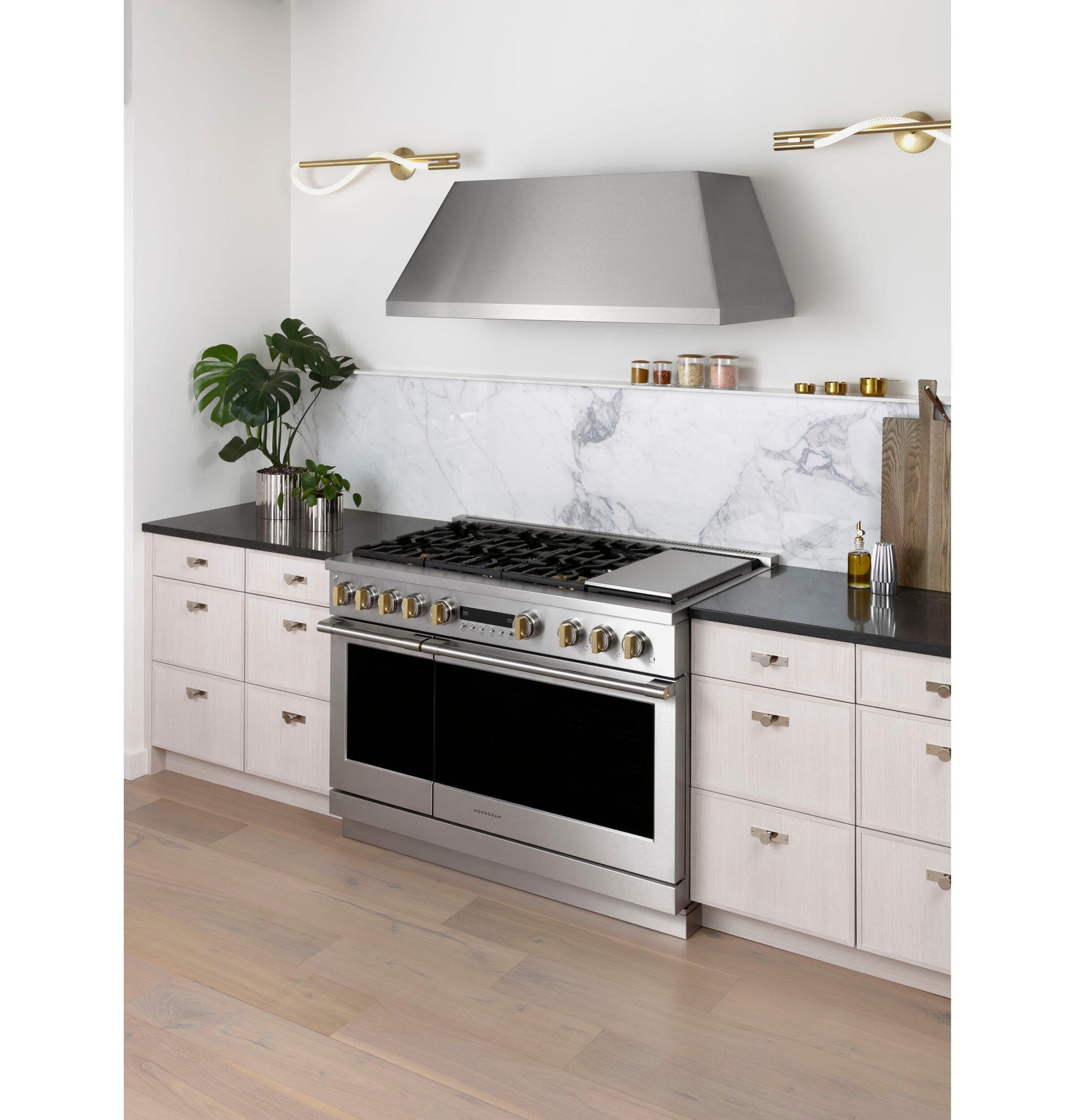 Monogram ZGP486NDTSS Monogram 48" All Gas Professional Range With 6 Burners And Griddle (Natural Gas)