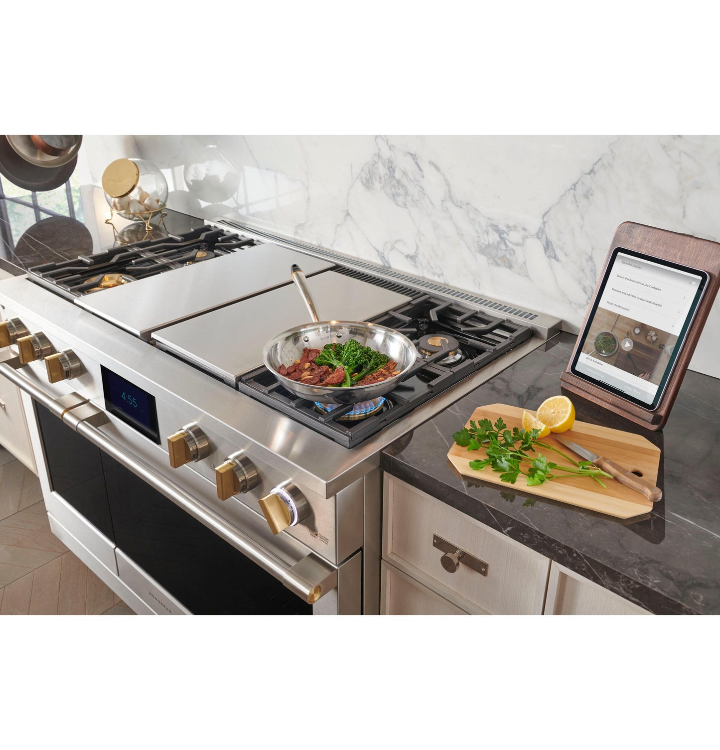 Monogram ZDP364NDTSS Monogram 36" Dual-Fuel Professional Range With 4 Burners And Griddle (Natural Gas)