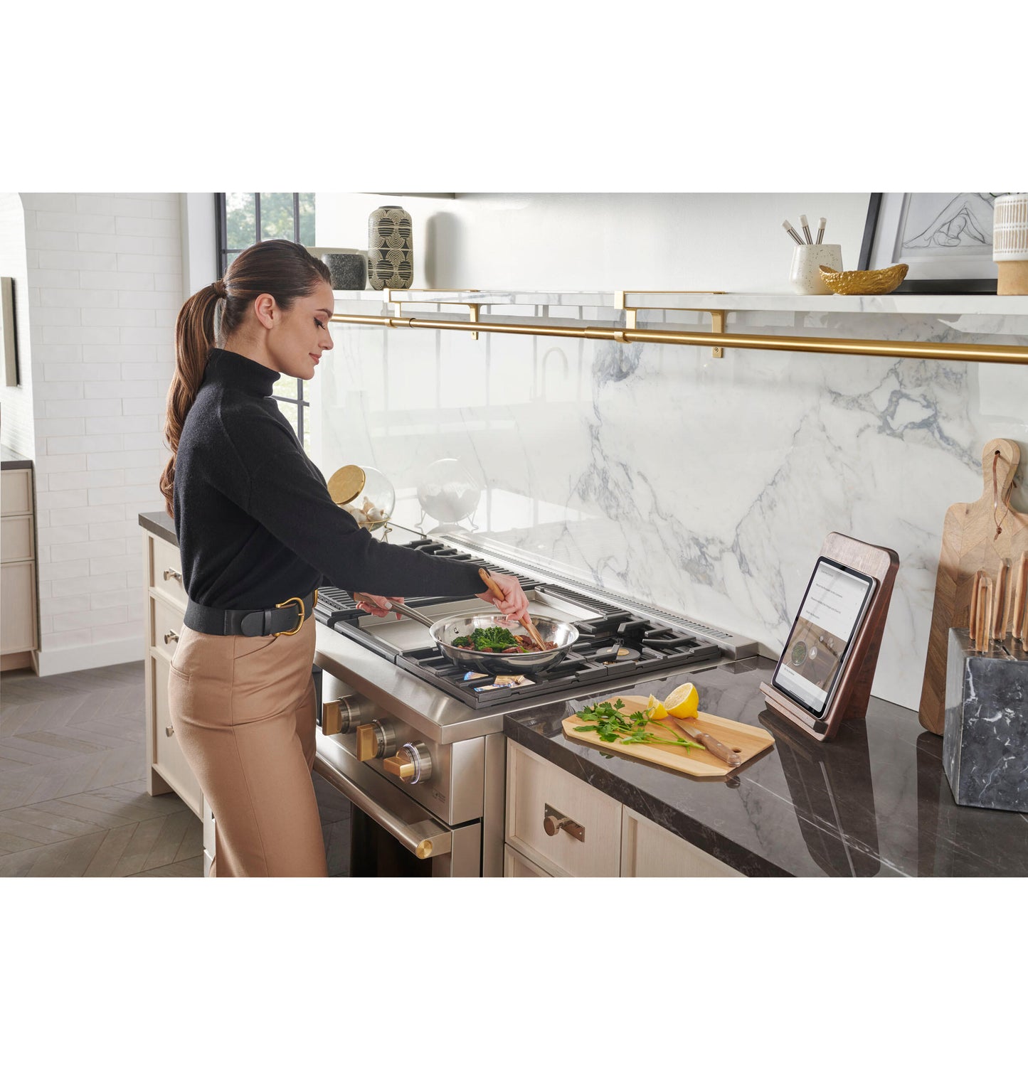 Monogram ZDP364NDTSS Monogram 36" Dual-Fuel Professional Range With 4 Burners And Griddle (Natural Gas)