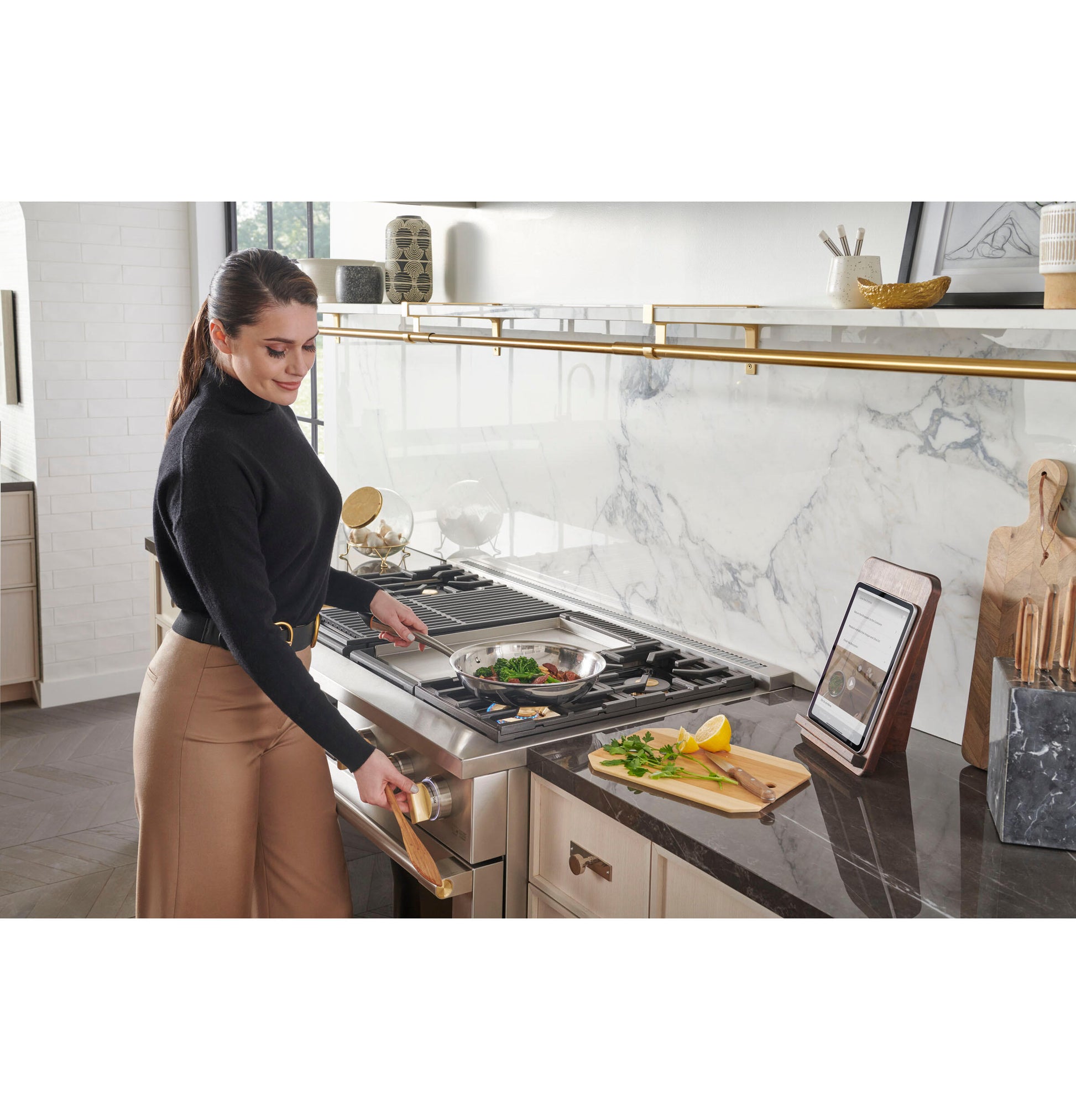 Monogram ZDP364NDTSS Monogram 36" Dual-Fuel Professional Range With 4 Burners And Griddle (Natural Gas)