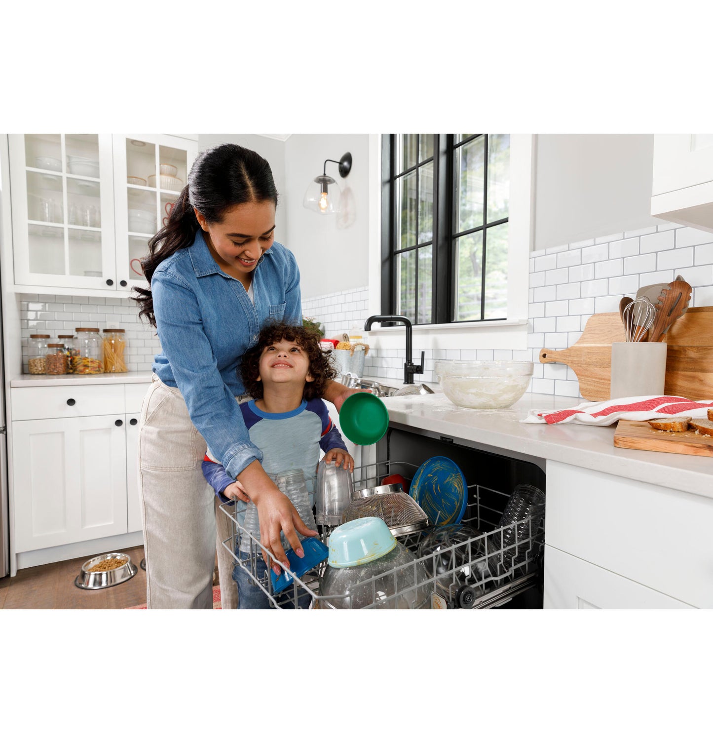 Hotpoint HDF310PGRBB Hotpoint® One Button Dishwasher With Plastic Interior