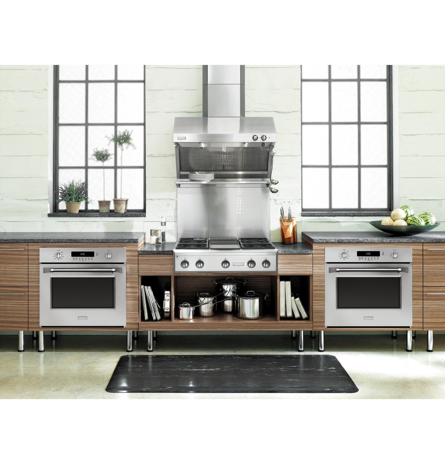 Monogram ZGU364NDPSS Monogram 36" Professional Gas Rangetop With 4 Burners And Griddle (Natural Gas)