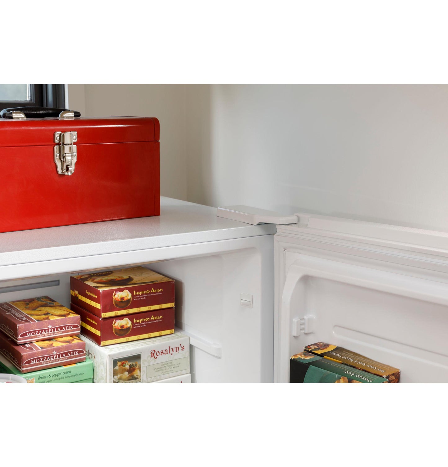 Hotpoint HUF13STRWW Hotpoint® 13 Cu. Ft. Frost-Free Upright Freezer