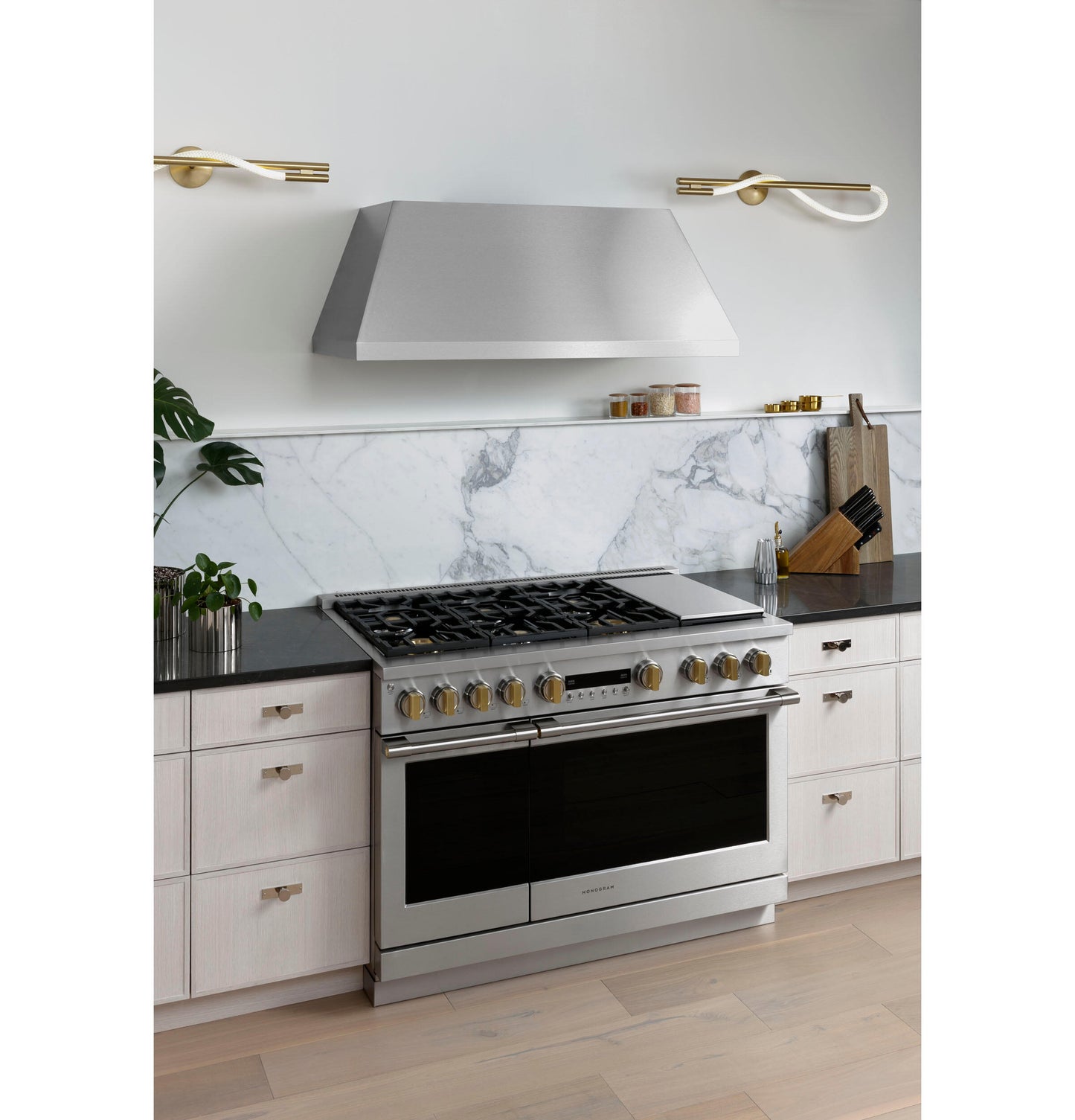 Monogram ZGP486NDTSS Monogram 48" All Gas Professional Range With 6 Burners And Griddle (Natural Gas)