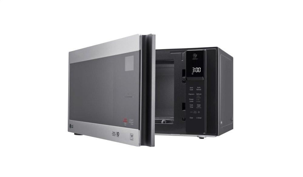 Lg LMC0975ST 0.9 Cu. Ft. Neochef™ Countertop Microwave With Smart Inverter And Easyclean®