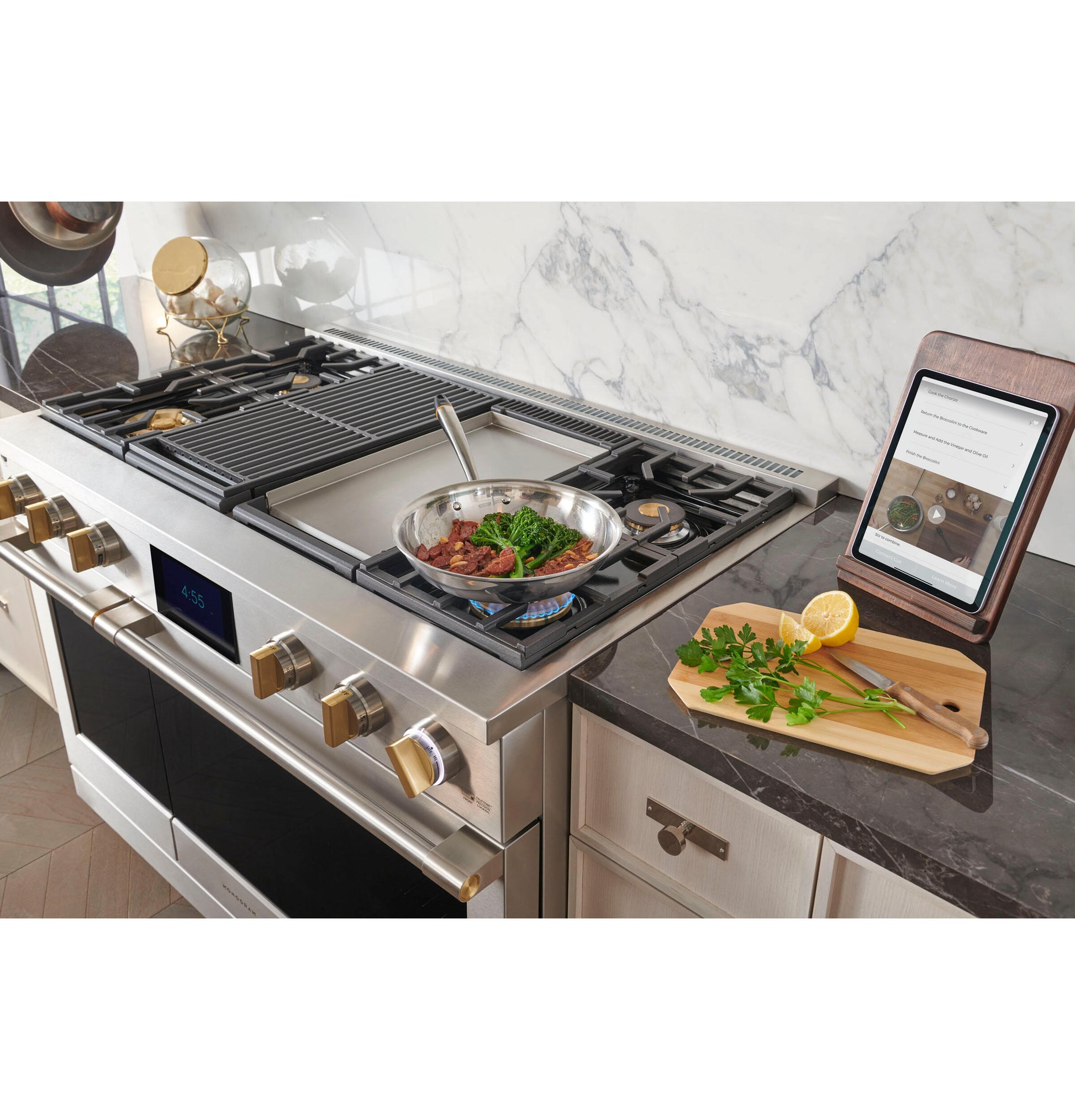 Monogram ZDP364NDTSS Monogram 36" Dual-Fuel Professional Range With 4 Burners And Griddle (Natural Gas)